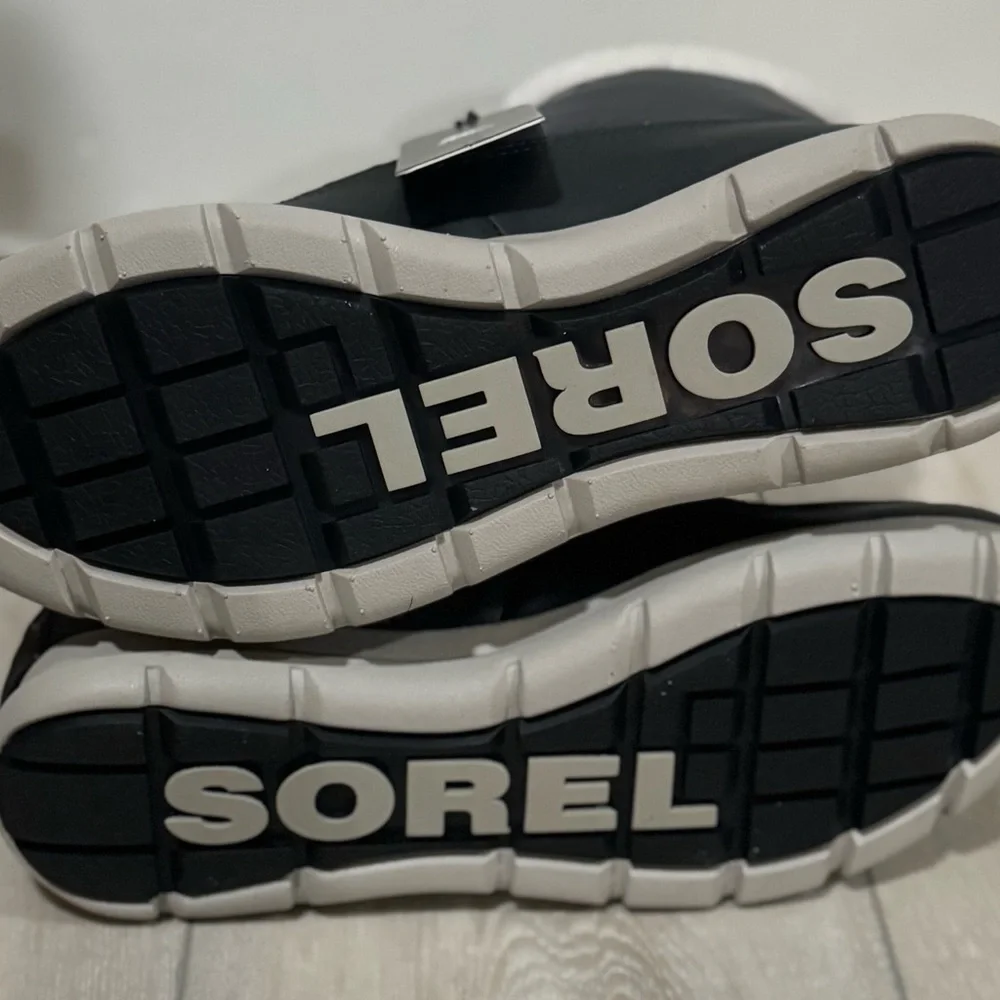 New - Size 11 - Sorel Explorer Carnival Waterproof - Gray and White Winter Boots